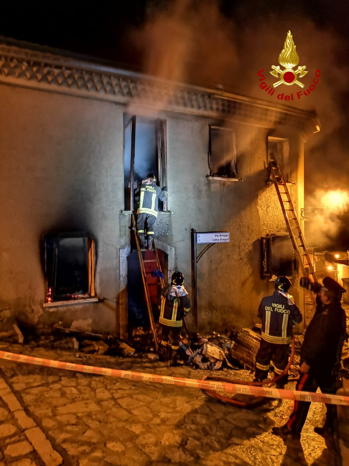 Greci| Palazzina in fiamme, anziana si rifugia sul balcone: la salvano i vigili del fuoco
