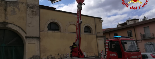 Il vento spazza l’Irpinia, 40 interventi per tegole e lamiere. Crocifisso pericolante a Forino