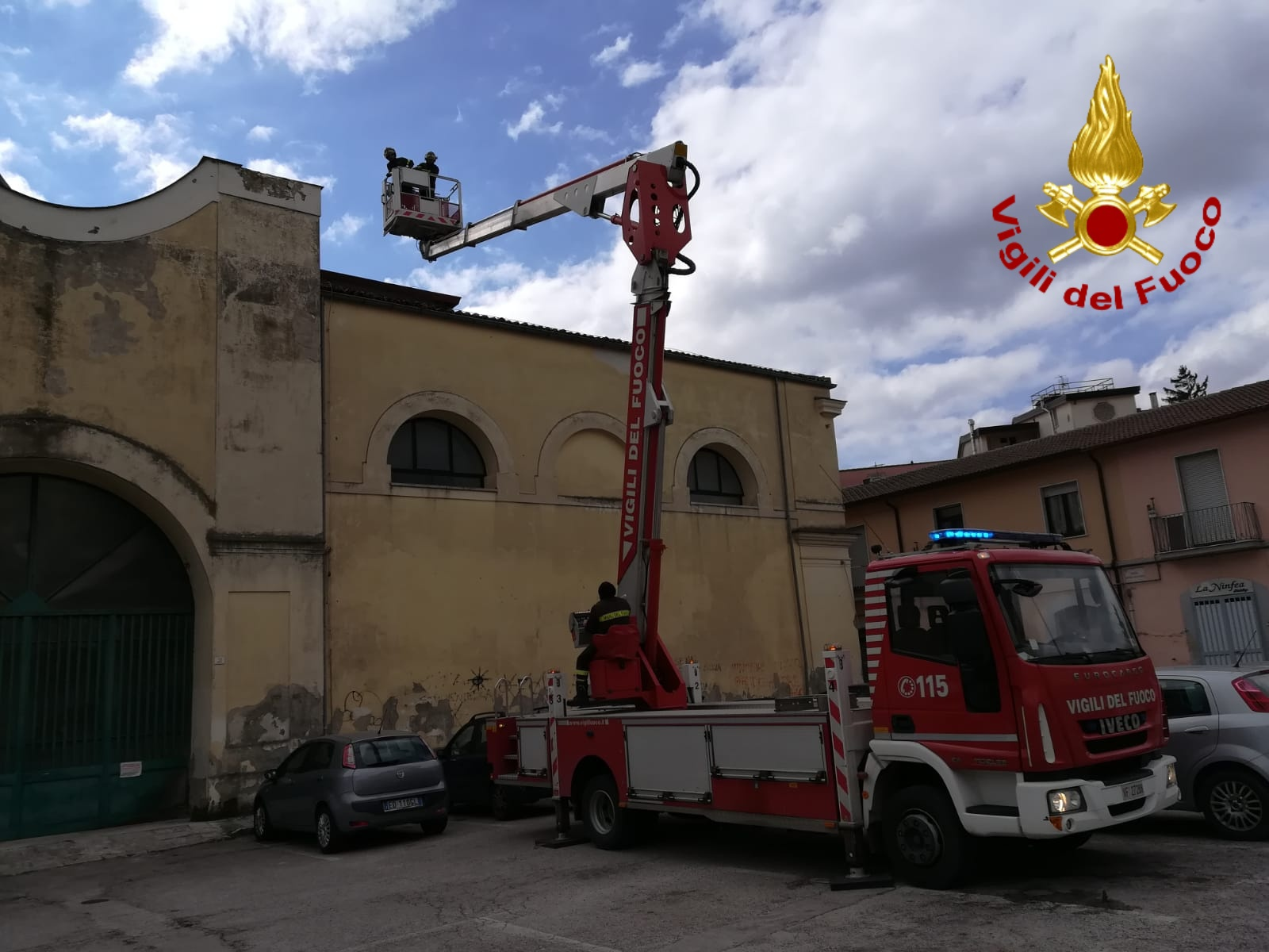 Il vento spazza l’Irpinia, 40 interventi per tegole e lamiere. Crocifisso pericolante a Forino