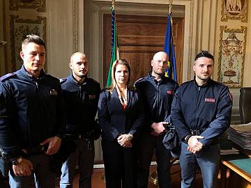 Zungoli|Con 3 colleghi poliziotto irpino salva 6 persone da un incendio, Sibilia: gesto eroico