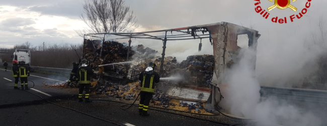 Baiano| Rimorchio carico di pasta prende fuoco, paura sull’A16 per l’autista del tir