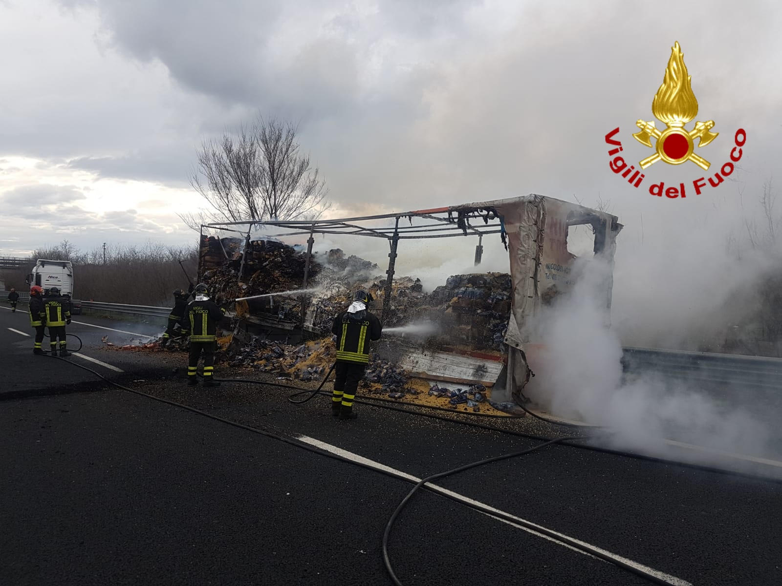 Baiano| Rimorchio carico di pasta prende fuoco, paura sull’A16 per l’autista del tir