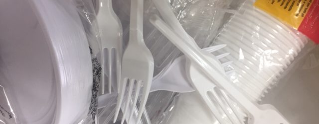 Plastica,dal 2021 stop a posate e piatti monouso