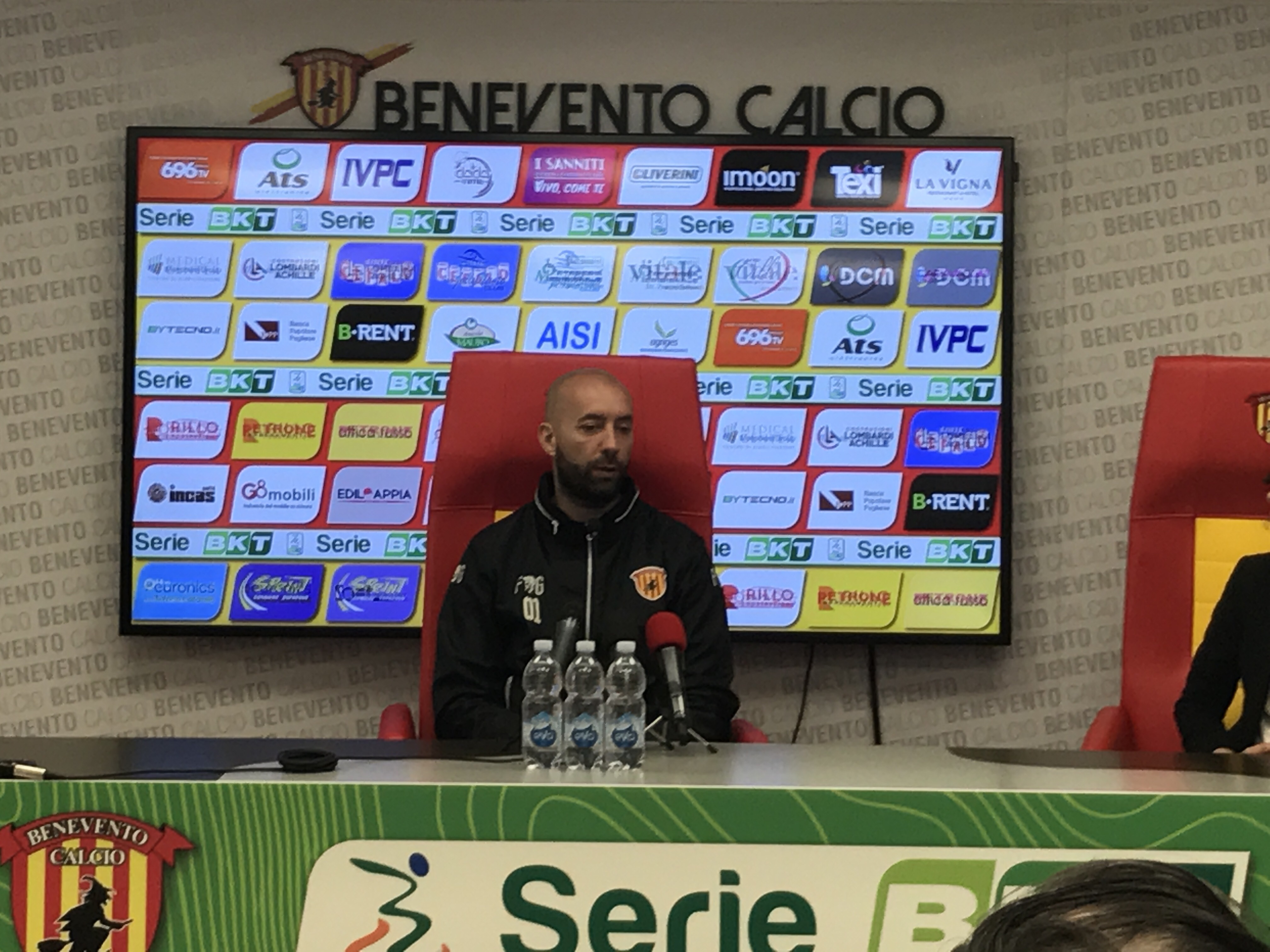 Benevento, Bucchi: “Non siamo in crisi. Sorrido, ma non sono pazzo. Non ho mai trovato un gruppo così”