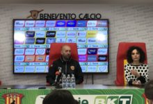 Benevento, Bucchi: “Per vincere bisogna anche “sporcarsi le mani”. Saremo in ritiro, non vogliamo lasciare nulla per strada”