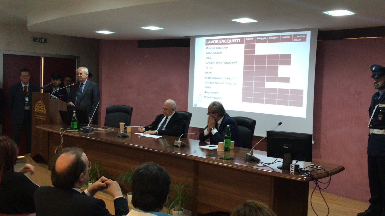 De Luca a Benevento: “Dovreste farmi una statua. Il governo pensa solo a fare i tweet”. E sul piano ospedaliero…