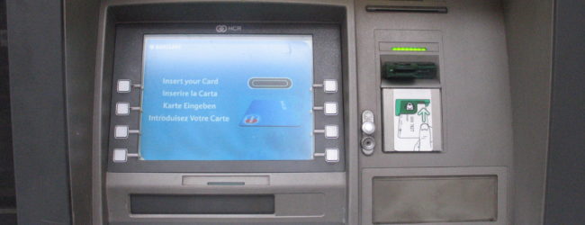 Lioni| Prelevano contanti da un bancomat con una carta trovata, nei guai 3 uomini e una donna