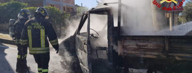 Parolise| Autocarro in fiamme lungo il percorso alternativo alla statale, veicoli in coda