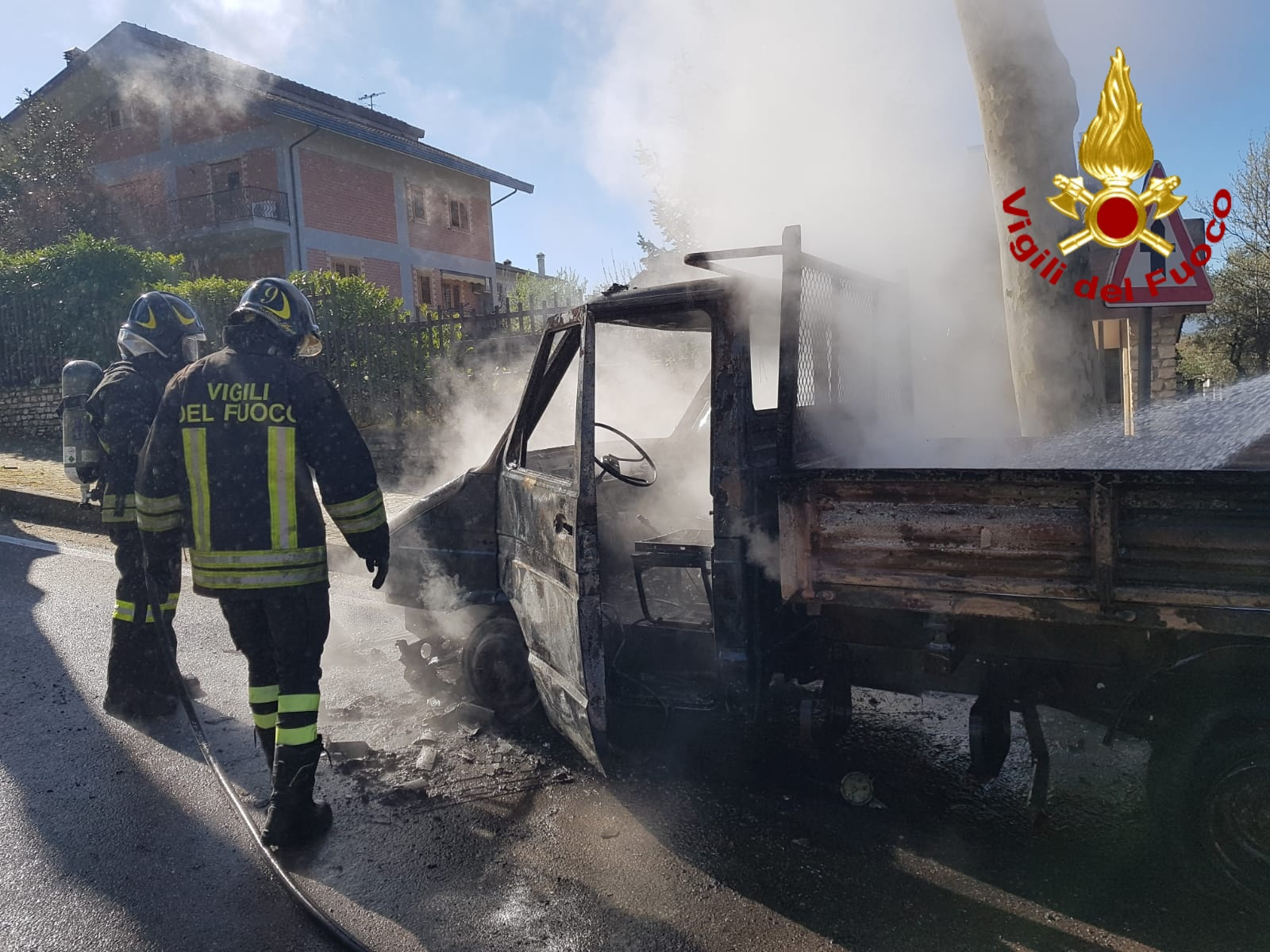 Parolise| Autocarro in fiamme lungo il percorso alternativo alla statale, veicoli in coda