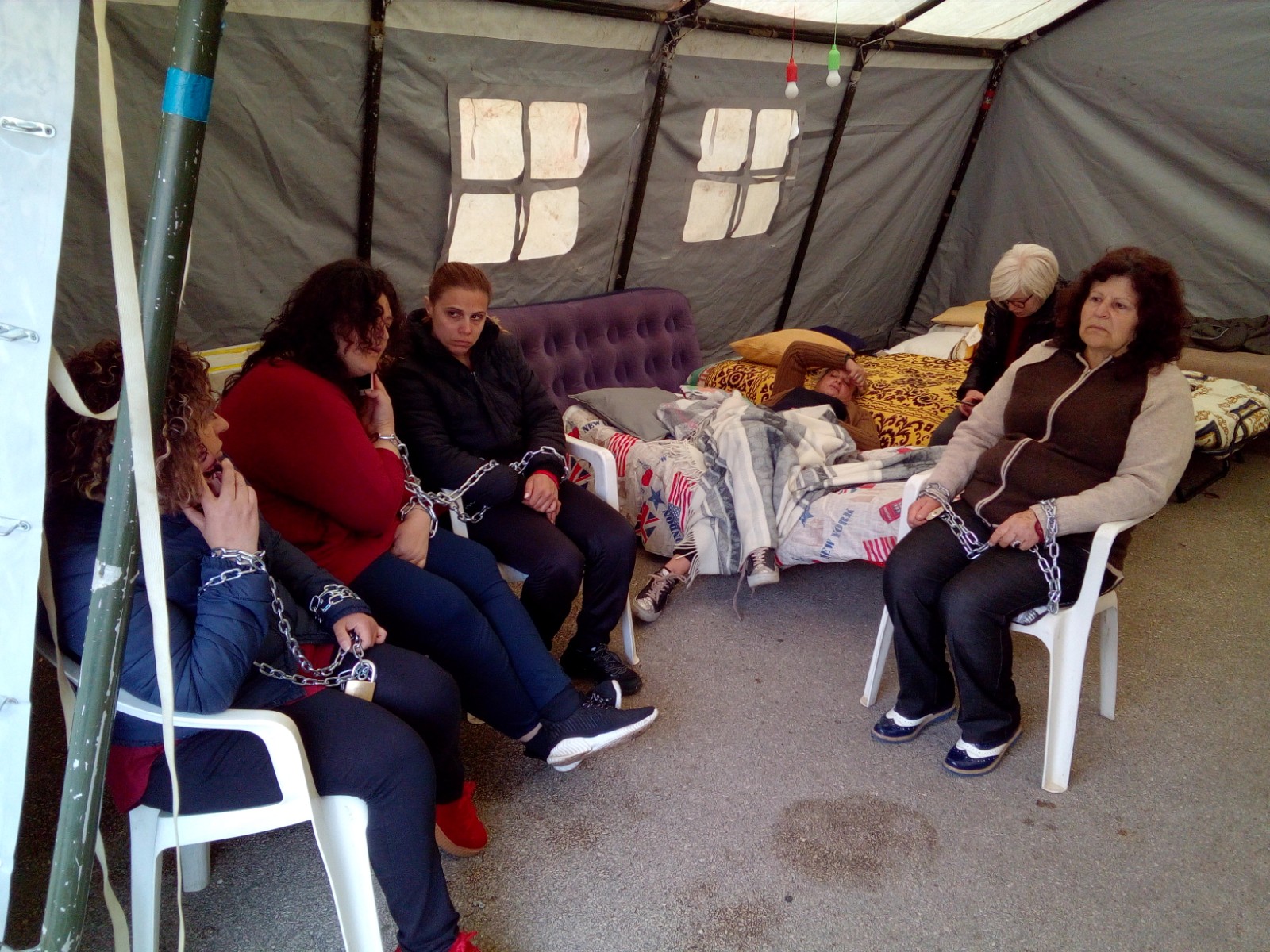 Ospedale Sant’Agata, riprende lo sciopero della fame. Il comitato: “E’ una presa in giro”