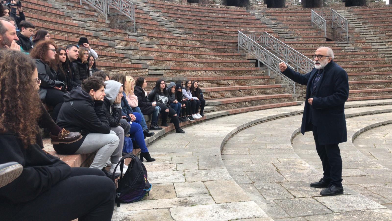 Teatri: dal post-antico all’avanspettacolo. La trasformazione dei teatri