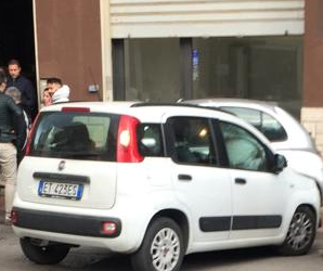 Avellino| Incidente in via Pescatori, una Fiat Panda finisce contro una Nissan Micra parcheggiata: contusa la conducente