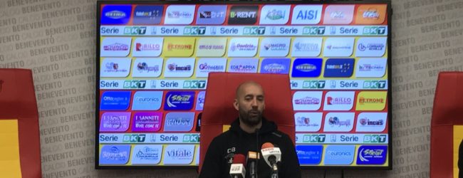 Benevento, Bucchi: “Sconfitta immeritata, arrabbiato anche per l’arbitraggio”