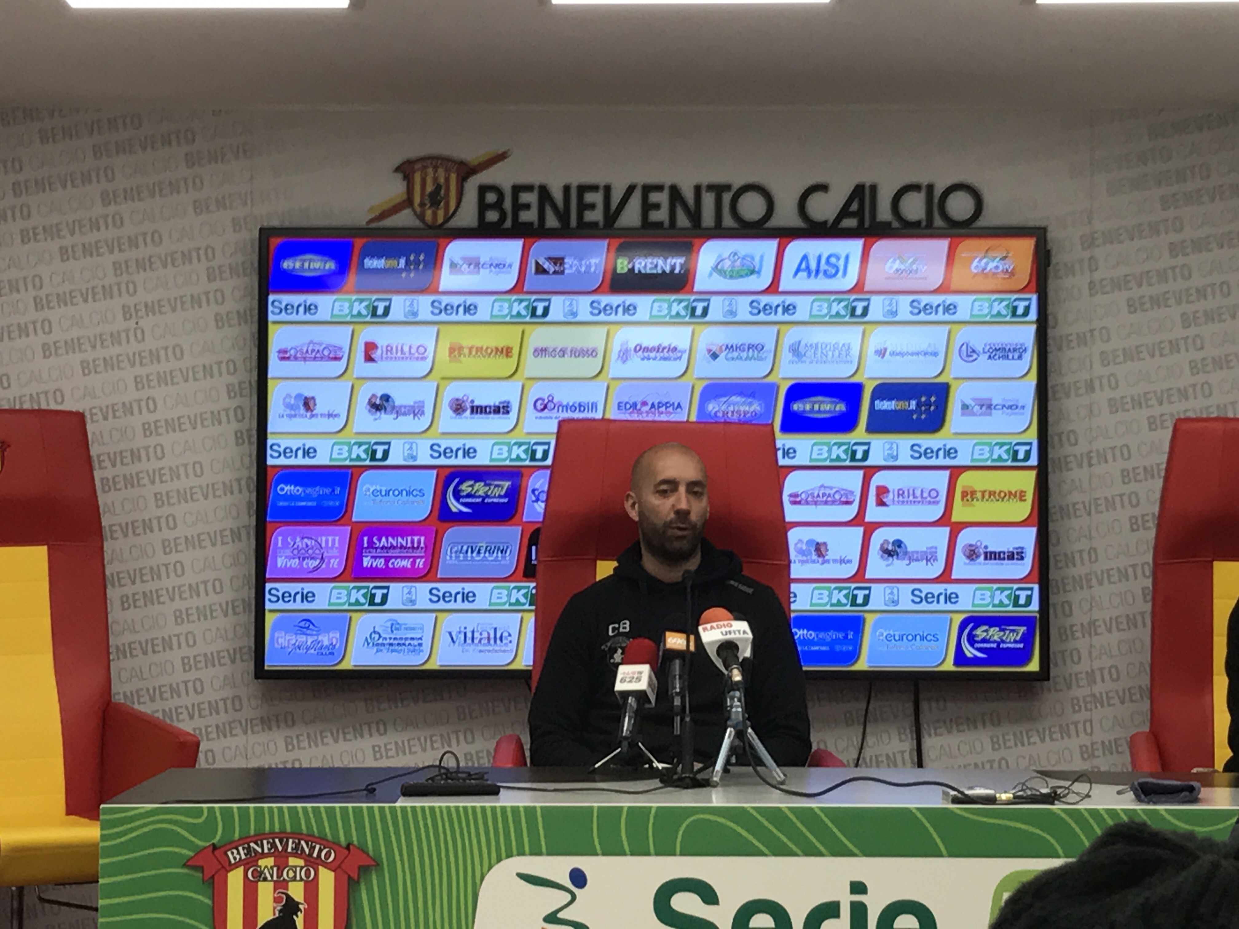 Benevento, Bucchi: “Sconfitta immeritata, arrabbiato anche per l’arbitraggio”