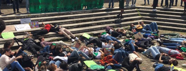 Avellino| FridaysForFuture, studenti in piazza: dichiariamo l’emergenza climatica