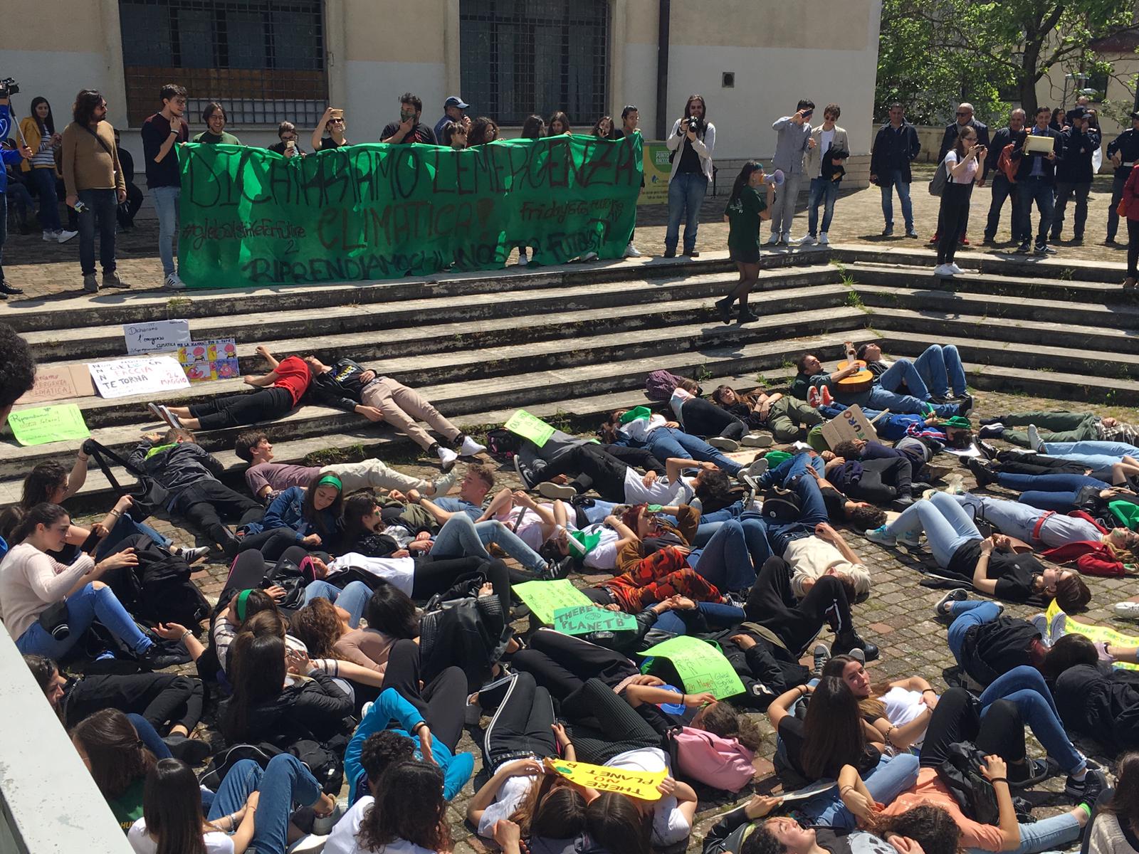 Avellino| FridaysForFuture, studenti in piazza: dichiariamo l’emergenza climatica