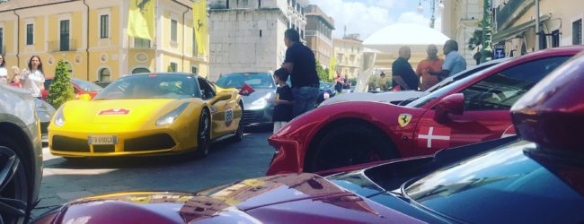 Il mito Ferrari invade Benevento: oltre 100 bolidi in città. Tanti gli appassionati lungo Corso Garibaldi