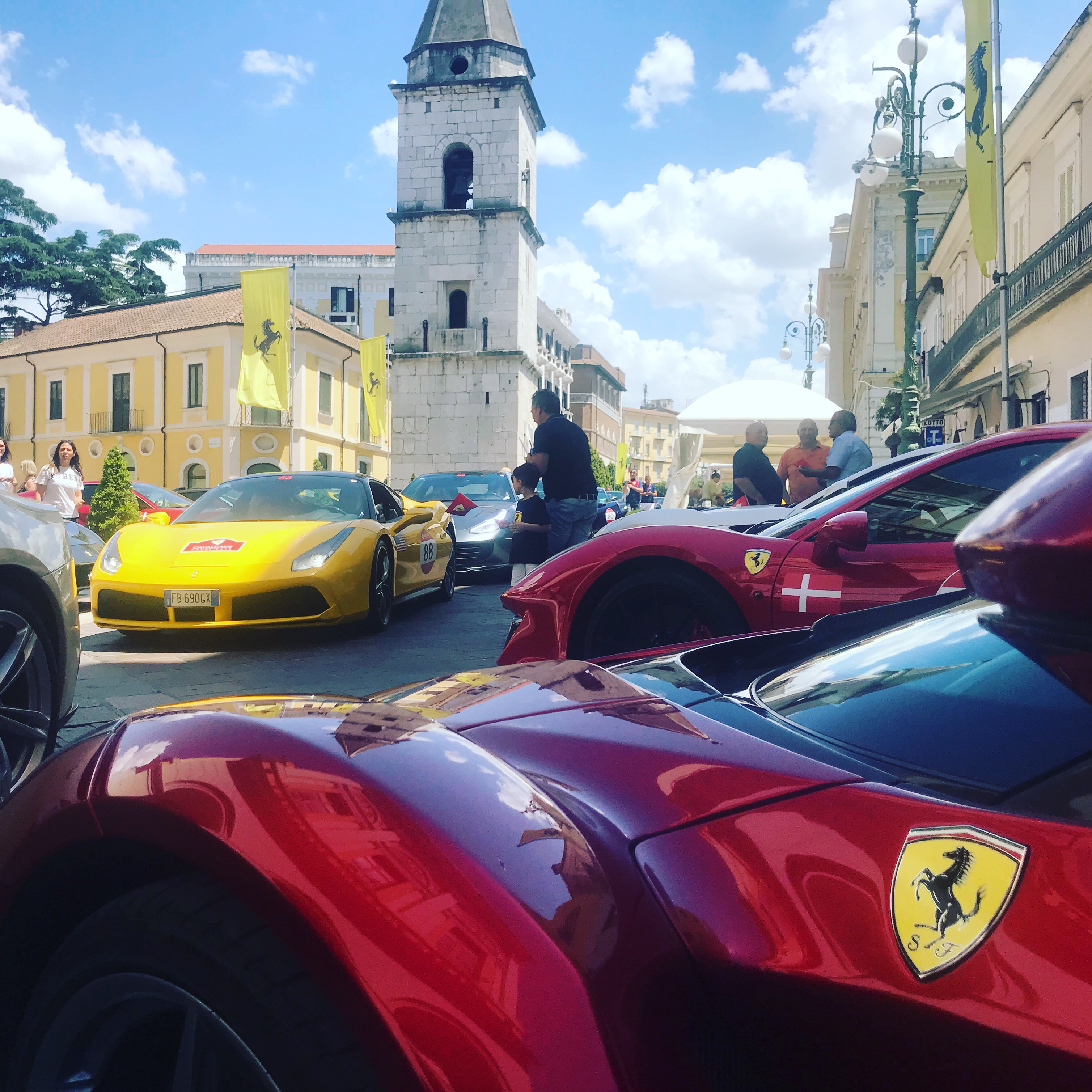 Il mito Ferrari invade Benevento: oltre 100 bolidi in città. Tanti gli appassionati lungo Corso Garibaldi