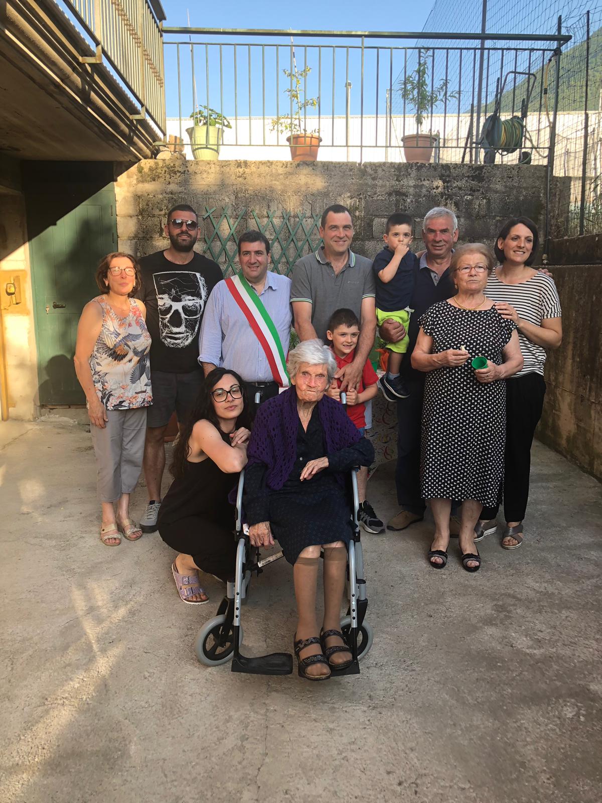 Compie 108 anni la nonna d’Irpinia Maria Bevilacqua. Il sindaco Sarno: Volturara culla di longevità