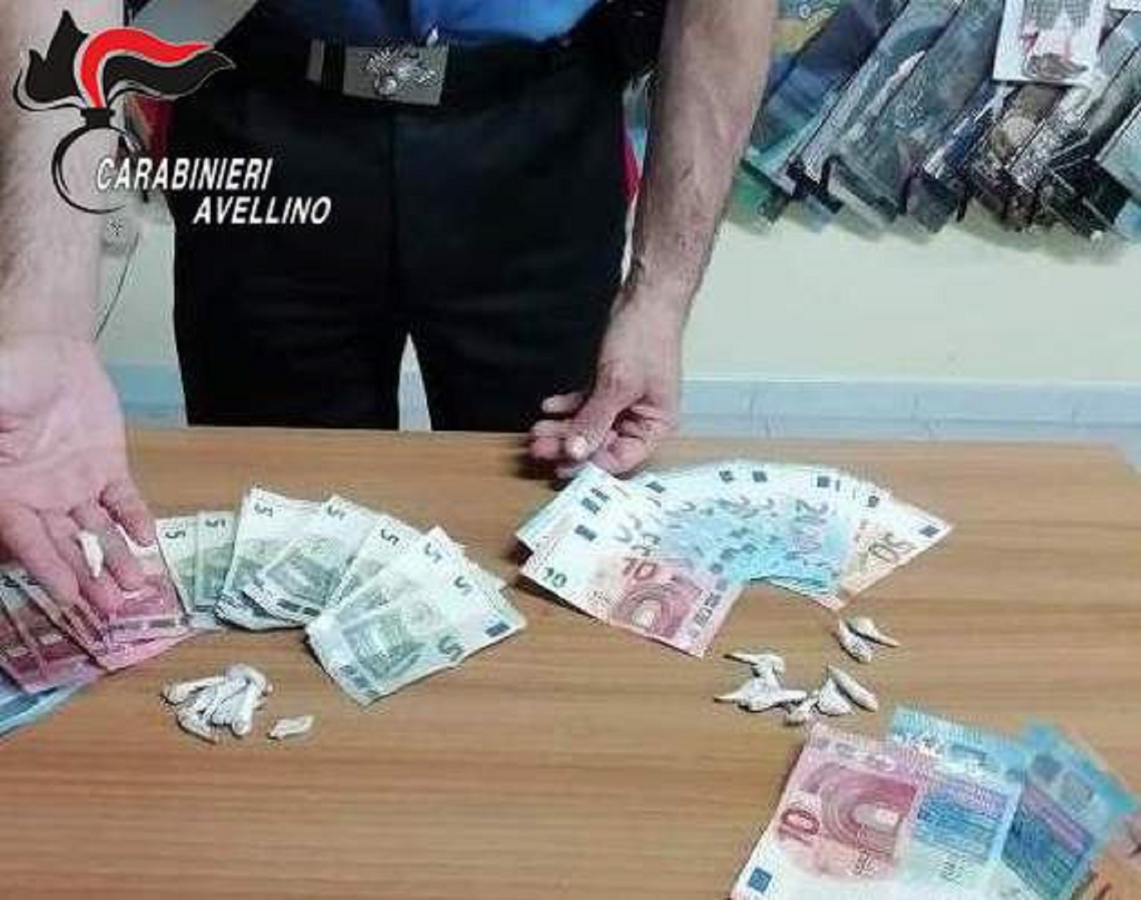 Montoro| Spaccio, 65enne ai domiciliari: aveva 19 dosi di eroina e 980 euro in contanti