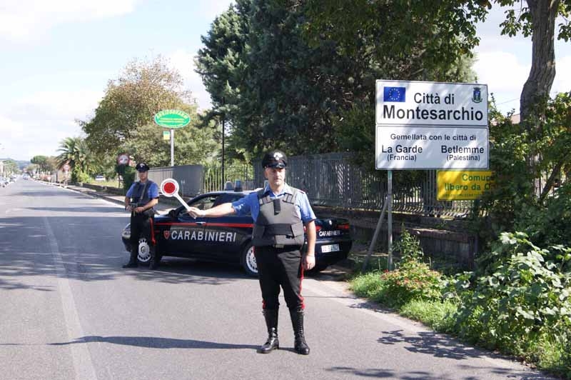 Minaccia imprenditore e danneggia autopattuglia, arrestato 26enne di Montesarchio