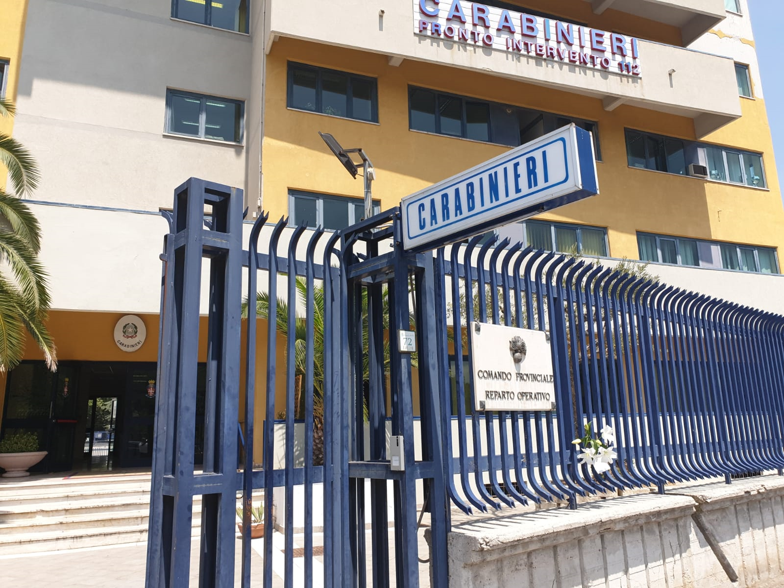 Avellino| Carabiniere ucciso a Roma, fiori e biglietti davanti alle caserme dell’Arma irpine