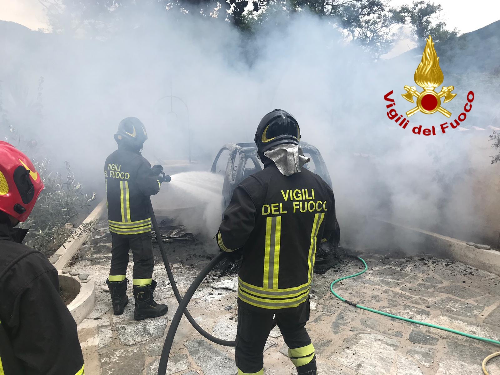 Solofra| Auto in fiamme, paura in via Selva Piana