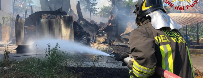 Montoro| A fuoco due baracche con 7 bombole di gpl, salvati un cane e diverse galline