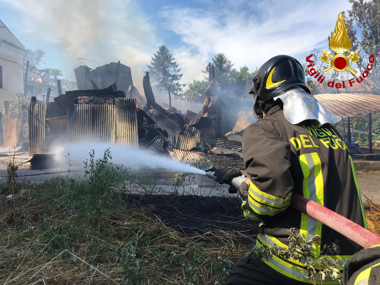 Montoro| A fuoco due baracche con 7 bombole di gpl, salvati un cane e diverse galline