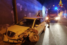 Solofra| Auto sbanda sotto la galleria e va a sbattere, ferita la conducente: traffico in tilt