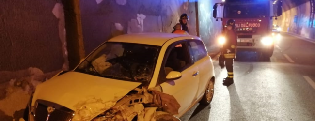 Solofra| Auto sbanda sotto la galleria e va a sbattere, ferita la conducente: traffico in tilt