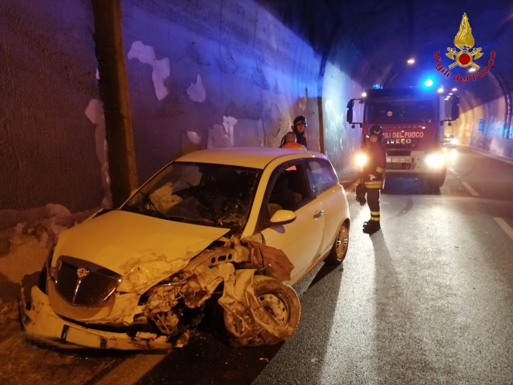 Solofra| Auto sbanda sotto la galleria e va a sbattere, ferita la conducente: traffico in tilt