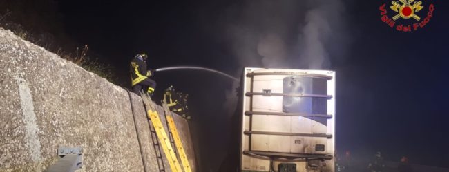 Autostrada A16: camion in fiamme,terminate stamattina le operazione di spegnimento