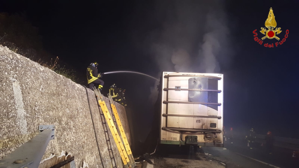 Autostrada A16: camion in fiamme,terminate stamattina le operazione di spegnimento