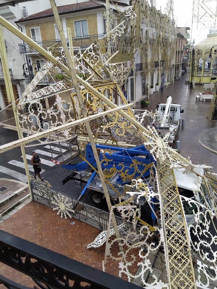 Nubifragio in Irpinia. Molti i danni. A Grottaminarda crollano le luminarie