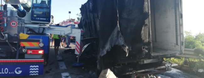Benevento| Camion in fiamme, disagi lungo il raccordo autostradale [FOTO]