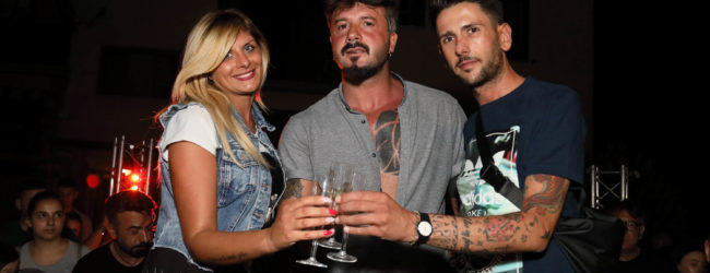 [LA CURIOSITA’] Benevento: alle “Palazzine” una serenata “neomelodica” con Alessio