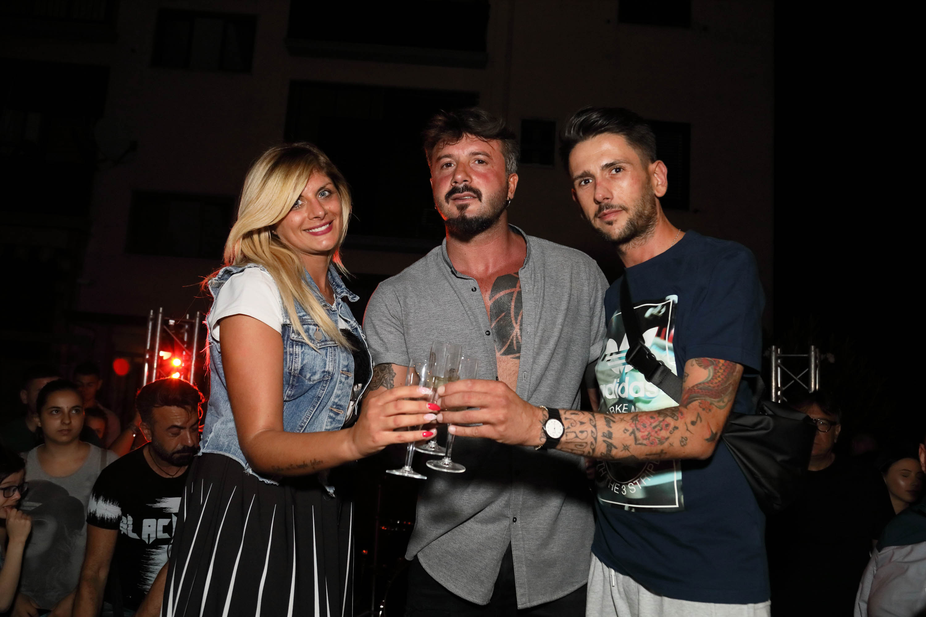 [LA CURIOSITA’] Benevento: alle “Palazzine” una serenata “neomelodica” con Alessio