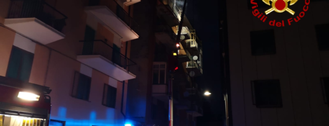 Avellino| Fiamme in un appartamento di Borgo Ferrovia, vigili del fuoco ancora al lavoro