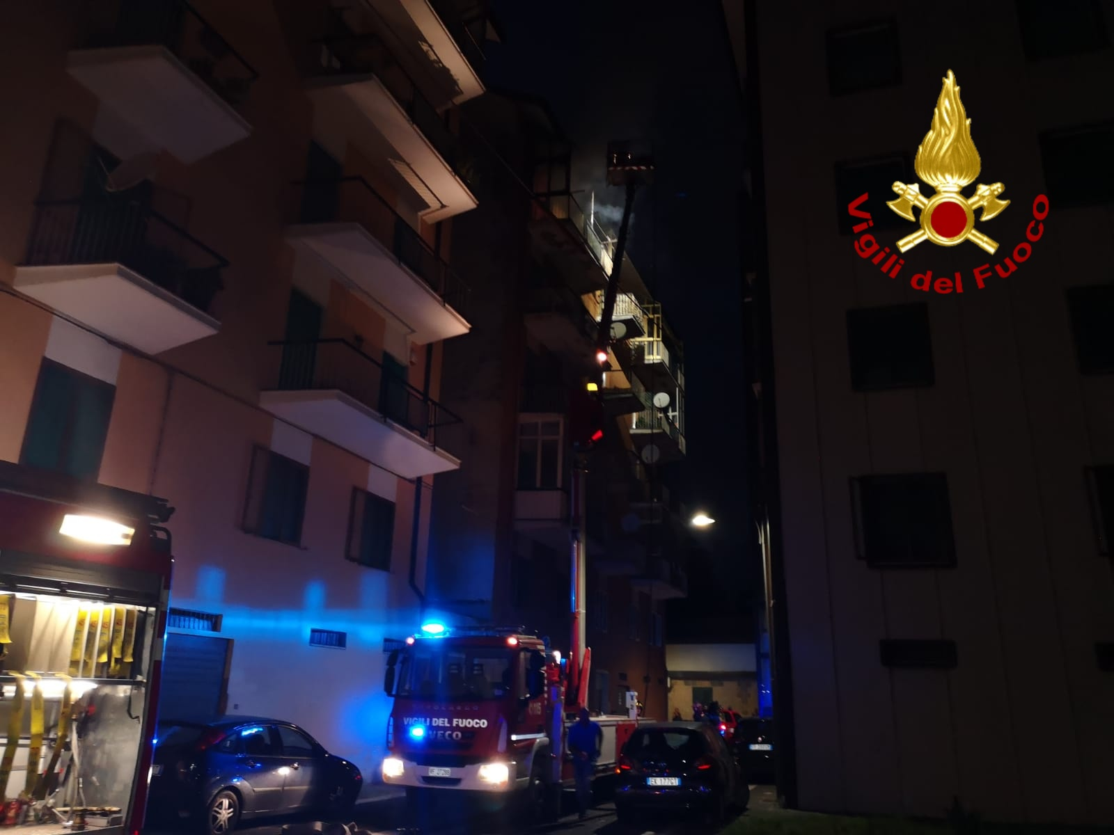 Avellino| Fiamme in un appartamento di Borgo Ferrovia, vigili del fuoco ancora al lavoro