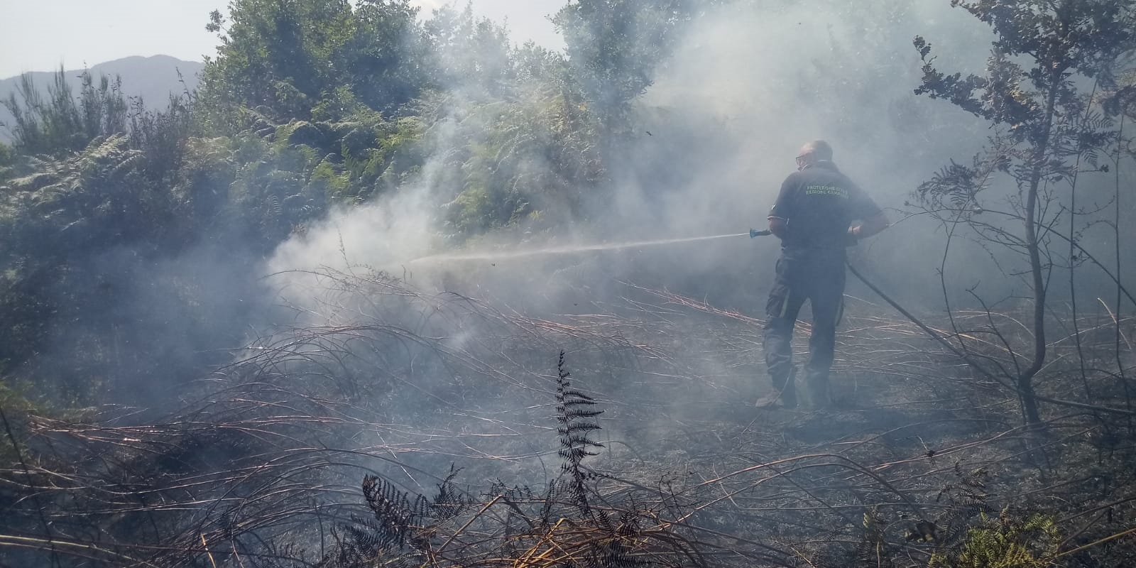 Ancora incendi in Irpinia: fiamme a Cerzeto, elicottero della Protezione civile a Montemiletto