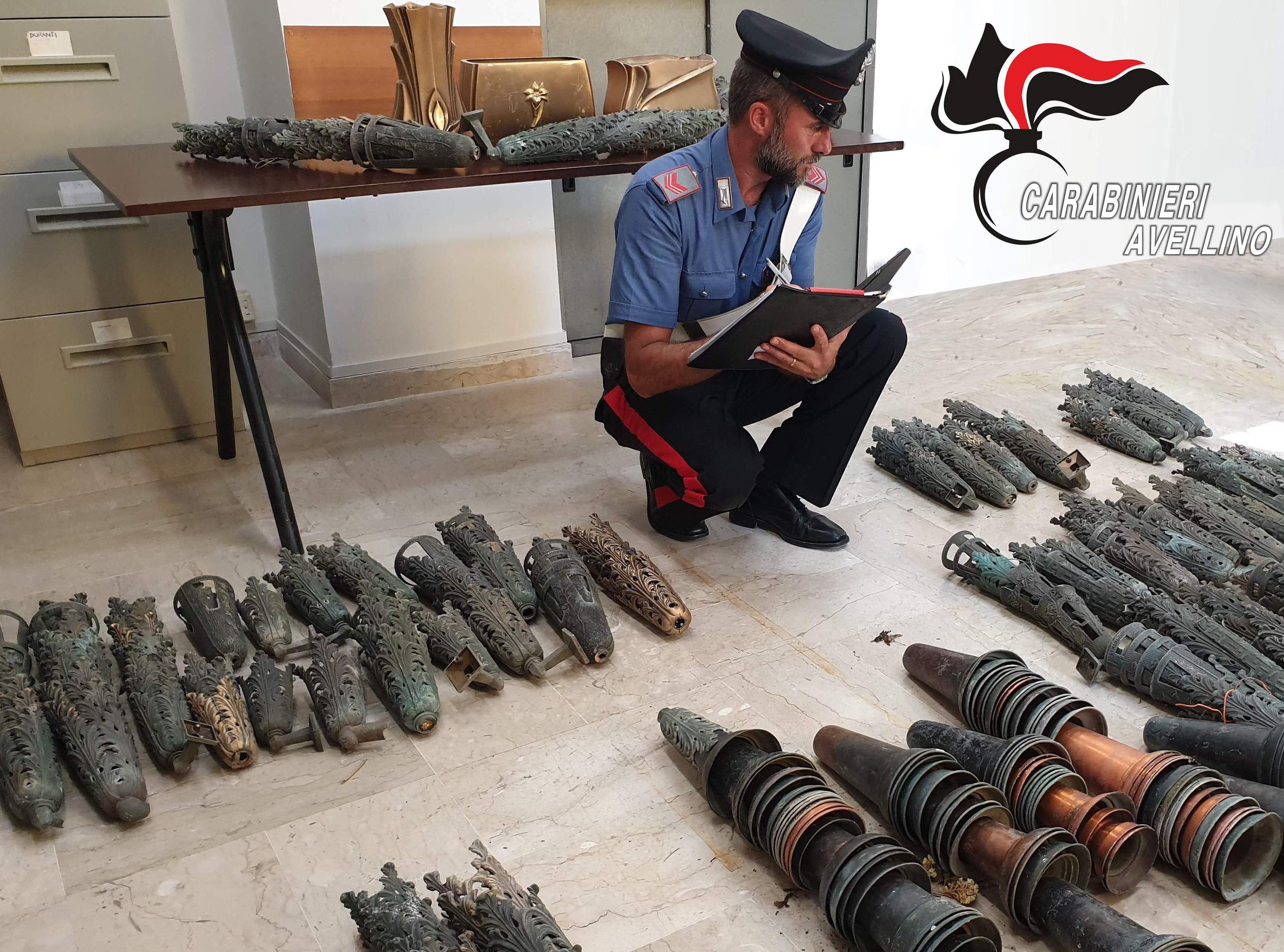 Avellino| Furti a raffica nel cimitero, in manette il ladro seriale di portafiori in bronzo