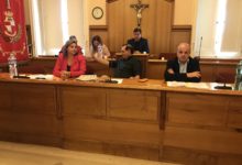 A Palazzo Mosti riprendono i lavori, polemiche per i debiti fuori bilancio