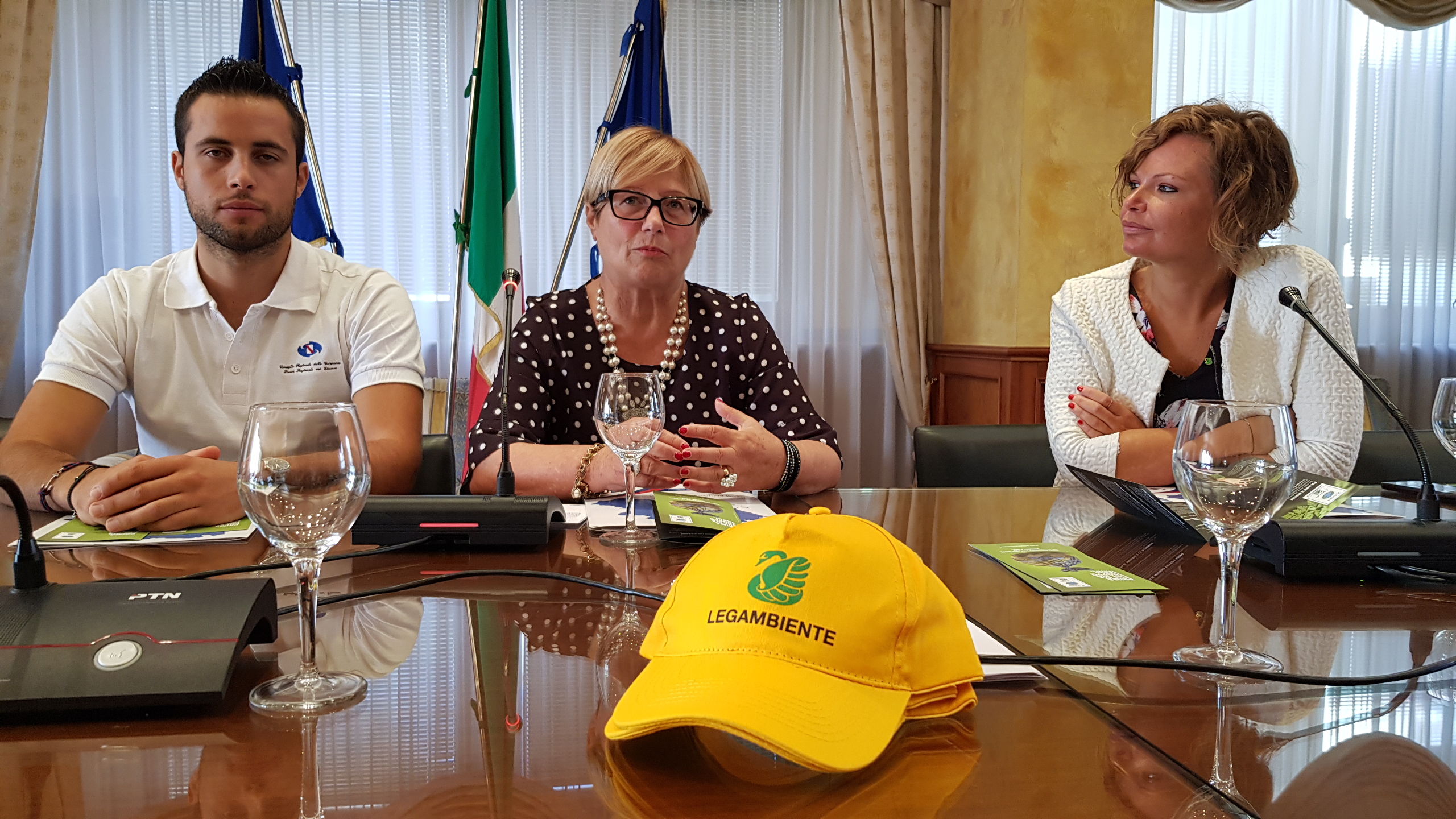 Il Forum dei Giovani dona kit “Puliamo il mondo” ai capoluoghi campani. D’Amelio: “Educazione ambientale è educazione alla legalità”