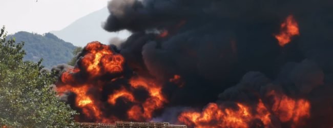 Avellino| Incendio Pianodardine, Irpiniambiente: “Raccolte sospese. Non depositare i rifiuti per strada”