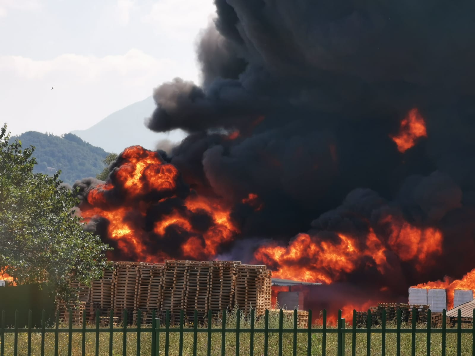 Avellino| Incendio Pianodardine, Irpiniambiente: “Raccolte sospese. Non depositare i rifiuti per strada”