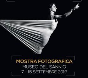 Benevento| “Dialogo con la città”, si inaugura la mostra fotografica che narra l’Omaggio a Fellini al Museo del Sannio sabato 7 settembre