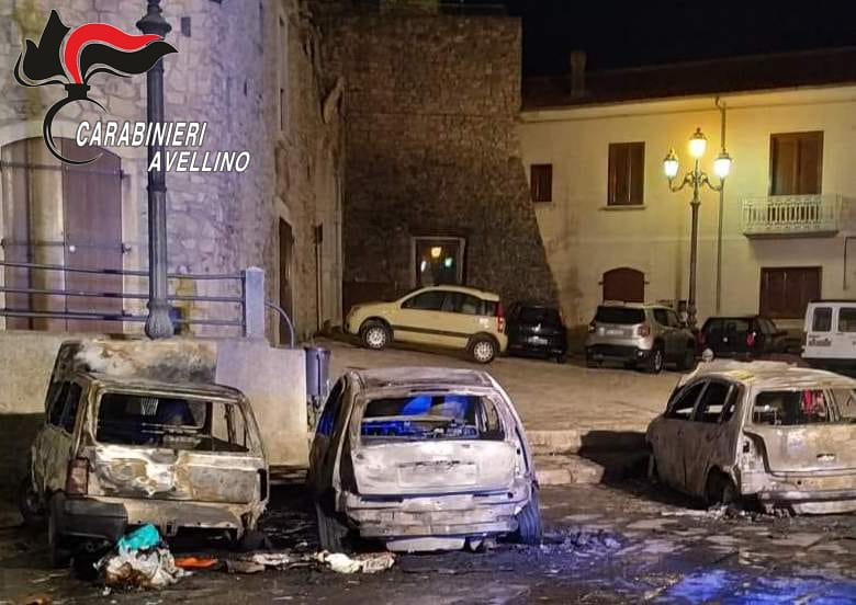 Montemiletto| Tre auto in fiamme nella notte, paura in Piazza Umberto I