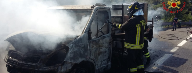 Monteforte Irpino| In fiamme autocarro sull’A16 che trasporta gruppo elettrogeno, paura per il conducente
