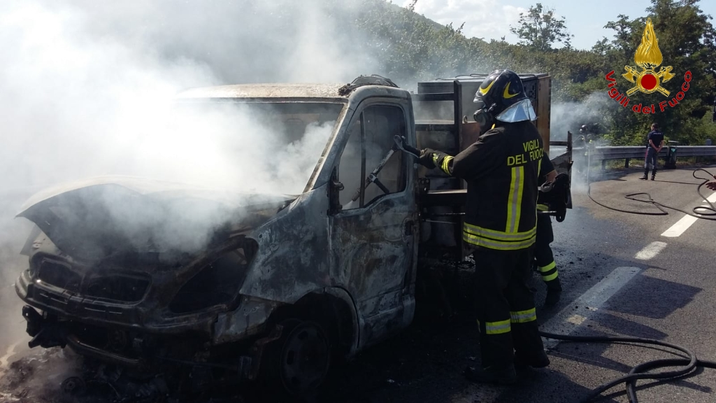 Monteforte Irpino| In fiamme autocarro sull’A16 che trasporta gruppo elettrogeno, paura per il conducente